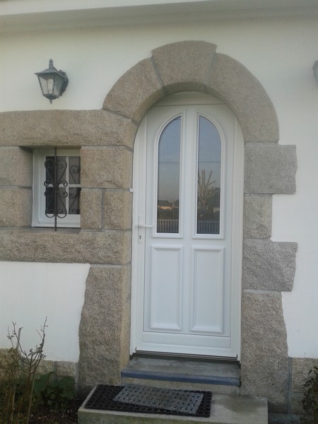 porte dentr%C3%A9e PVC blanc droite et linteau pierre cintr%C3%A9